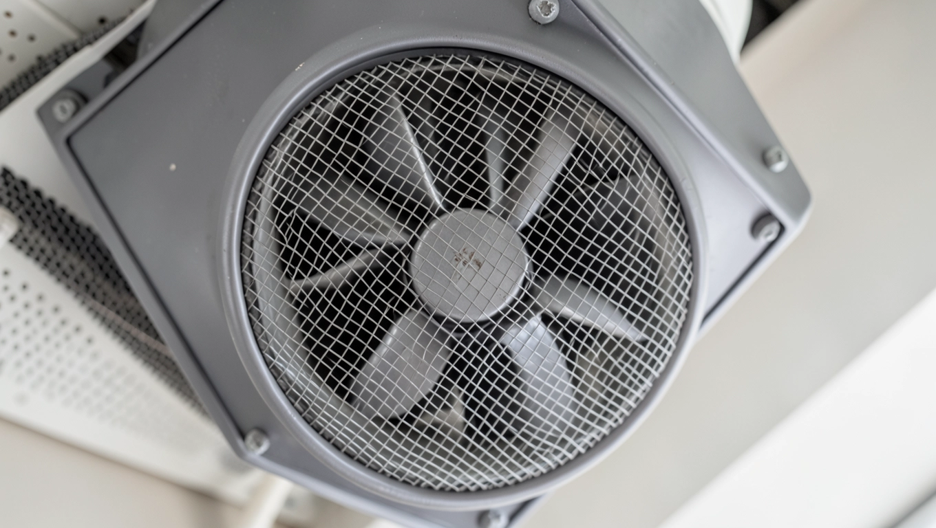 Kratka wentylacyjna z wiatrakiem elektrycznym