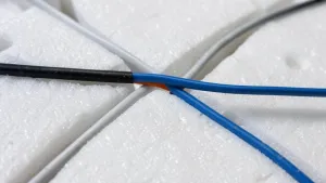 Czy przewody elektryczne mogą iść w styropianie