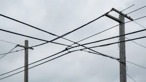 Czy przewody elektryczne mogą się krzyżować