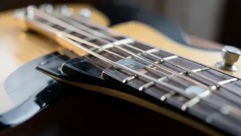 Czy trudno nauczyć się grać na gitarze elektrycznej