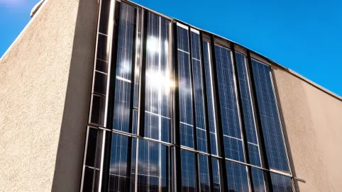 fotowoltaika na ścianie budynku