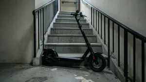 Hulajnoga elektryczna na klatce schodowej