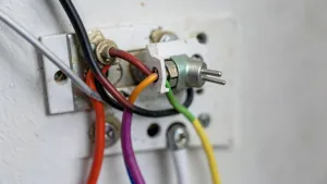 instalacja 2żyłowa a gniazdko z bolcem