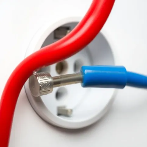 instalacja 2żyłowa a gniazdko z bolcem