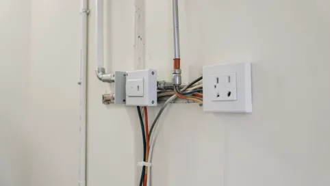 Instalacja elektryczna natynkowa w mieszkaniu