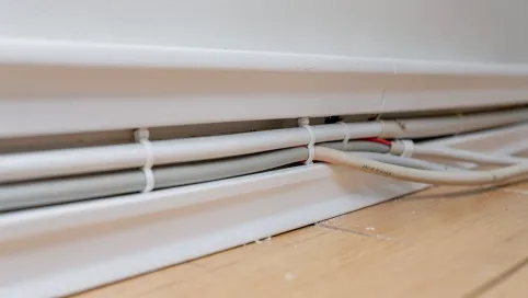 Instalacja elektryczna w listwach przypodłogowych