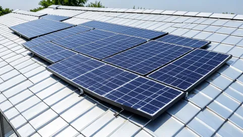 instalacja fotowoltaiczna na dachu pokrytym blachodachówką