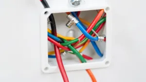 Jak łączyć przewody elektryczne w puszce