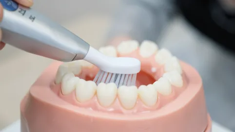 Jak myć zęby szczoteczką elektryczną