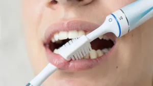 jak myć zęby szczoteczką elektryczną oralb