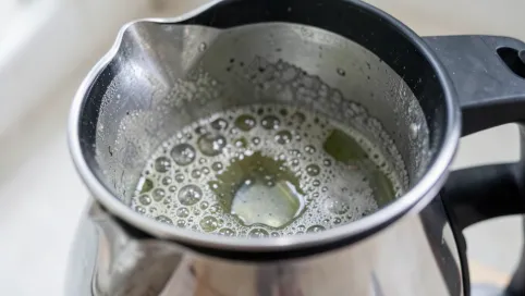 Jak odkamienić czajnik elektryczny