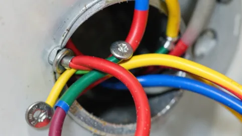 Jak połączyć przewody elektryczne w puszce