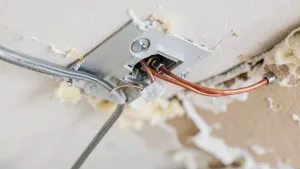 Jak przedłużyć przewód elektryczny w suficie