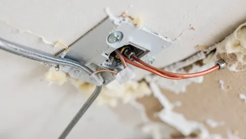 Jak przedłużyć przewód elektryczny w suficie