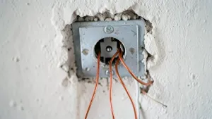 Jak zamontować wyrwane gniazdko elektryczne
