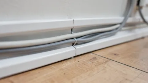 Kable elektryczne w listwie przypodłogowej