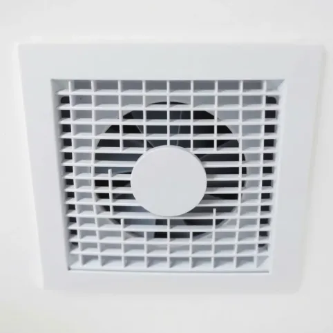 Kratka wentylacyjna z wiatrakiem elektrycznym