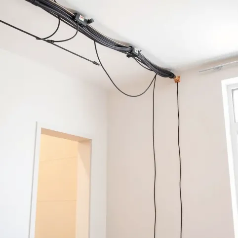 Na jakiej wysokości kable elektryczne