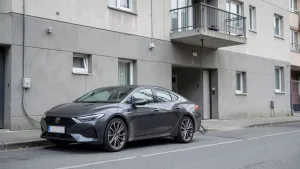 samochód elektryczny w bloku