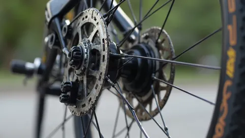 Tylne koło rowerowe z silnikiem elektrycznym