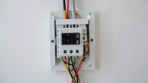 Zabudowa skrzynki elektrycznej w domu