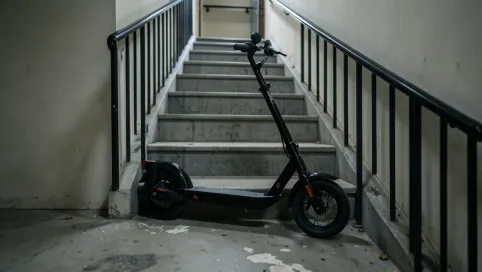 Hulajnoga elektryczna na klatce schodowej
