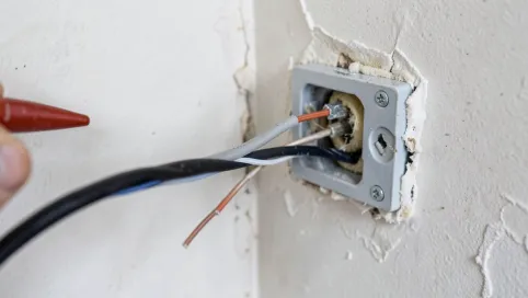 Jak przedłużyć przewód elektryczny w ścianie