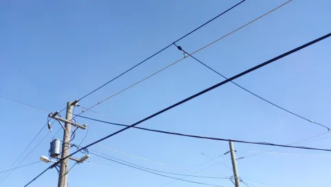 Na jakiej wysokości kable elektryczne