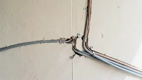 Układanie kabli elektrycznych w ścianie cena