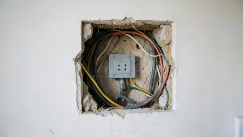Wymiana instalacji elektrycznej w mieszkaniu czy wymaga zgłoszenia