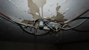 Zalanie sufitu a instalacja elektryczna