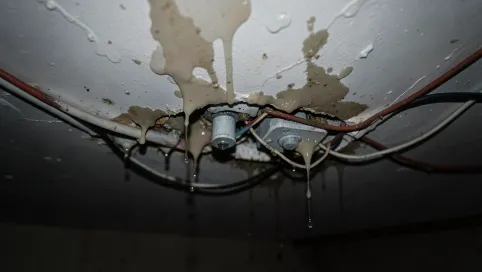 Zalanie sufitu a instalacja elektryczna
